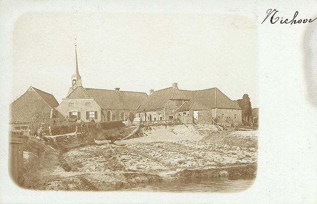 De kerk van Niehove, met ooievaarsnest op het dak, in 1903. De ooievaars waren toen al jaren niet meer gezien.