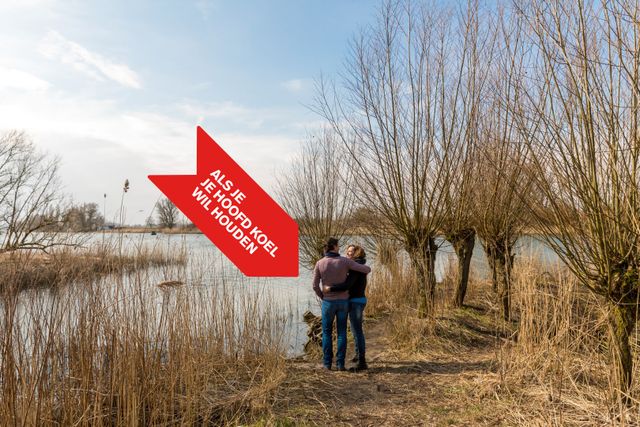 Als je je hoofd koel wil houden - Man en vrouwe staan gearmd in de verte te kijken in Nationaal Park de Biesbosch.