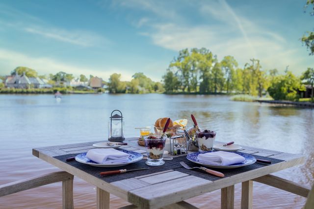 Een prachtig gedekte ontbijttafel bij Inn on the Lake aan het water.