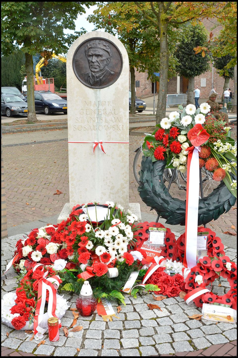 De in 2006 onthulde Sosabowksi memorial bij het monument in Driel.