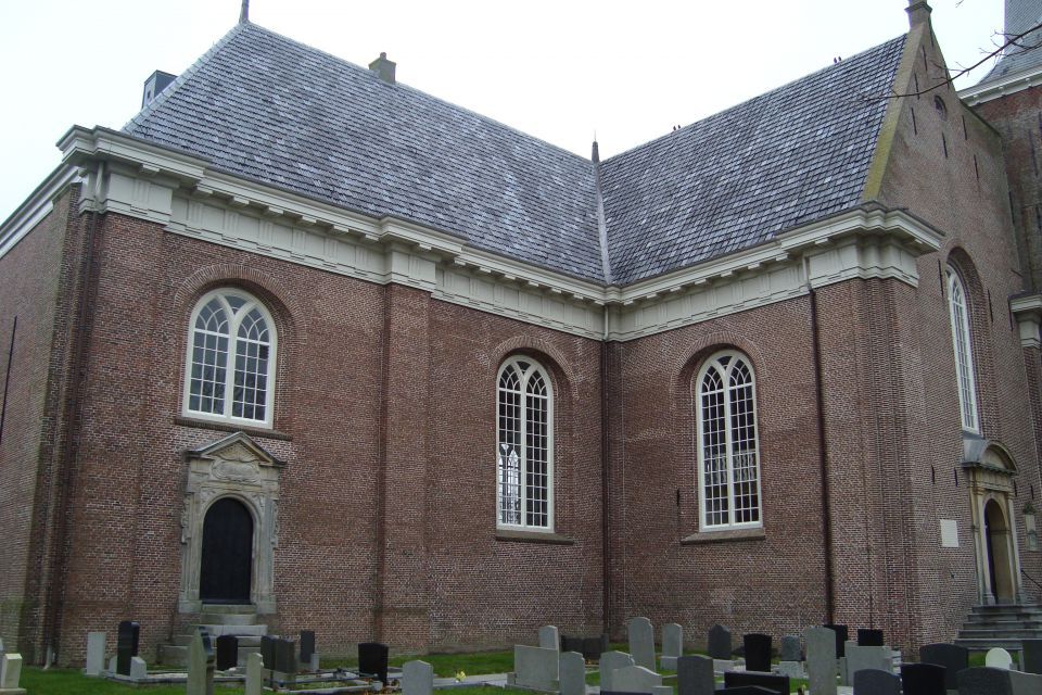 Buitenkant kerk Holwerd