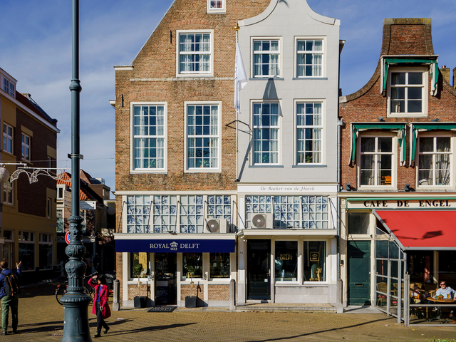 Vooraanzicht van de Royal Delft brandstore op de Markt