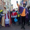 Sinterklaas maakt een wandeltocht door het centrum van Sneek