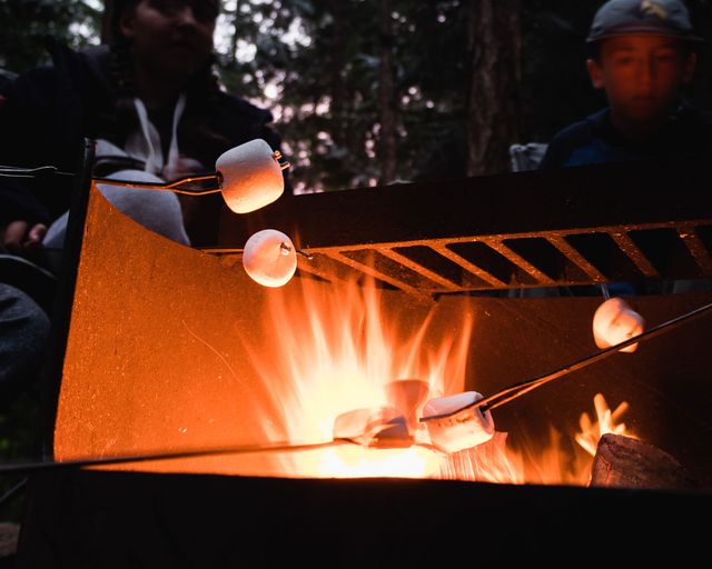 marshmallows boven een vuur