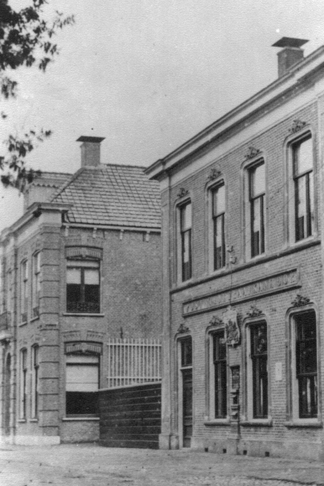 Zwart-wit foto van het oude postkantoor in Hoogeveen.