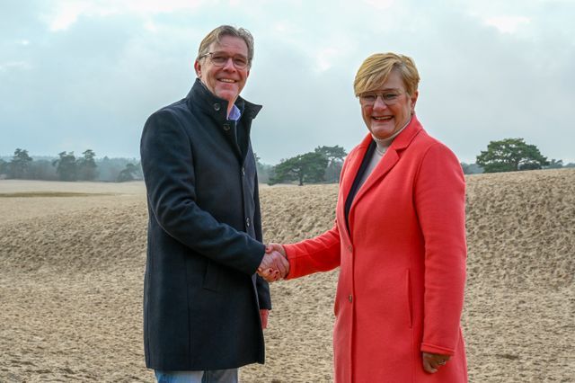 Robbert Schuurmans (directeur RBT Heuvelrug & Vallei) en Karin Scholten (wethouder gemeente Soest)
