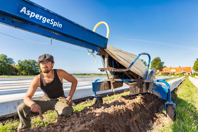 Landbouwwerker op het land met een machine in Flevoland