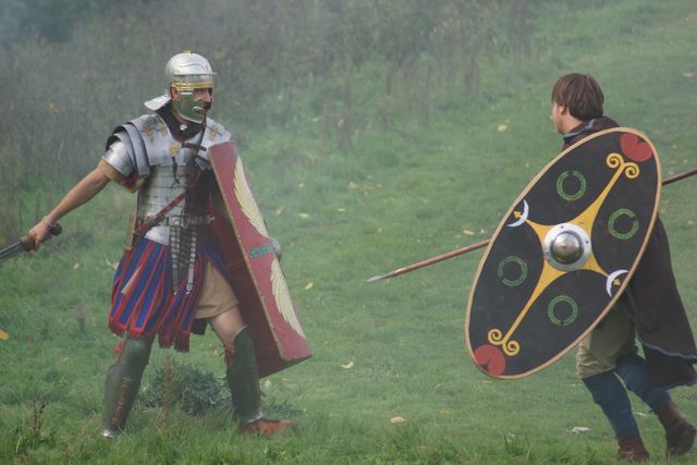 Bataafse soldaat vecht tegen een Romeinse legionair. Foto van een re-enactmentsetting.