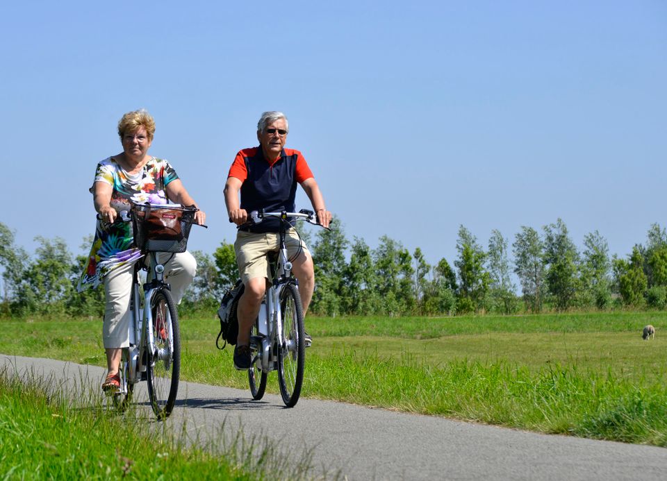 Een echtpaar fietst een route langs het Alkmaarder- en Uitgeestermeer.