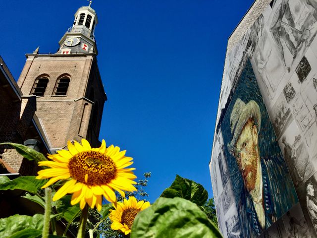 Van Gogh wand en kerk in Etten-Leur