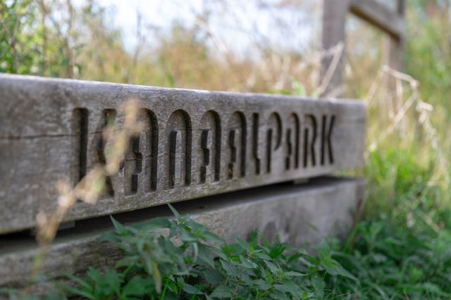 Foto van een bord waarop met letters 'Kanaalpark' staat gegrafeerd.