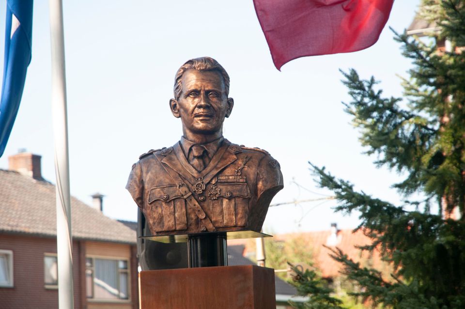 The bust of Major General Sosabowski, unveiled in September 2020, was created by artist Martin Abspoel. It overlooks the headquarters.
