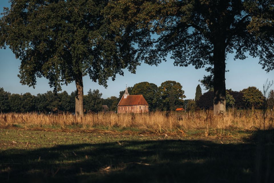 De kerk in Zweeloo van een afstand gefotografeerd.