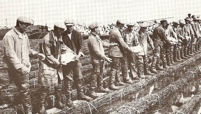 Stenen doorgeven voor het maken van de Afsluitdijk in 1932