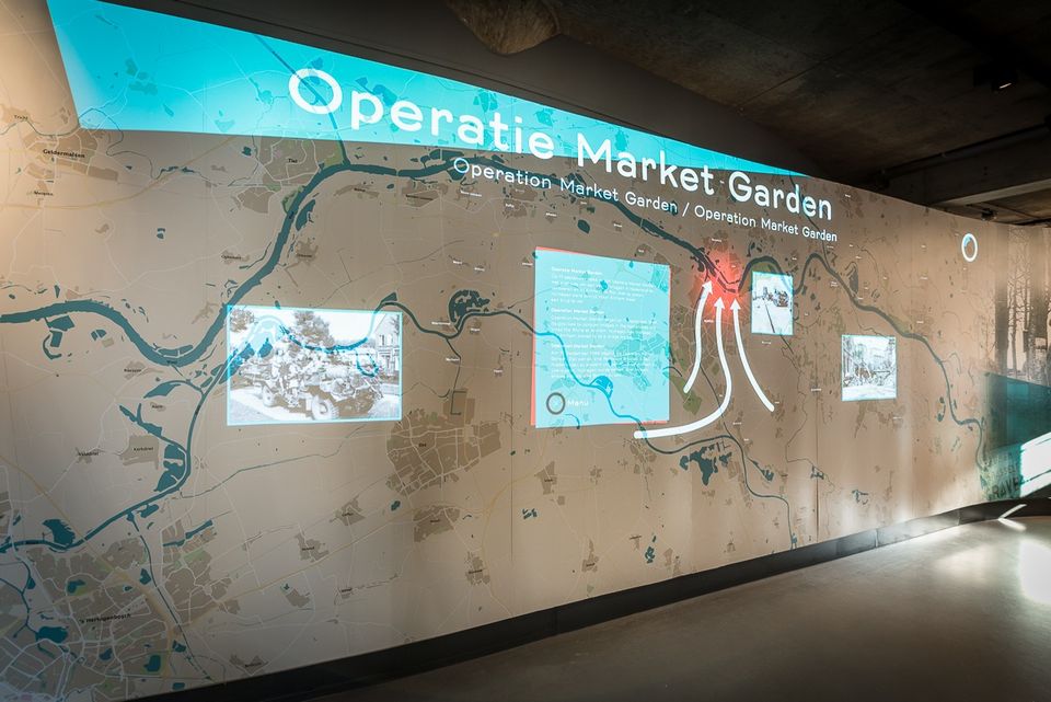 Wand met daarop Operatie Market Garden geprojecteerd.