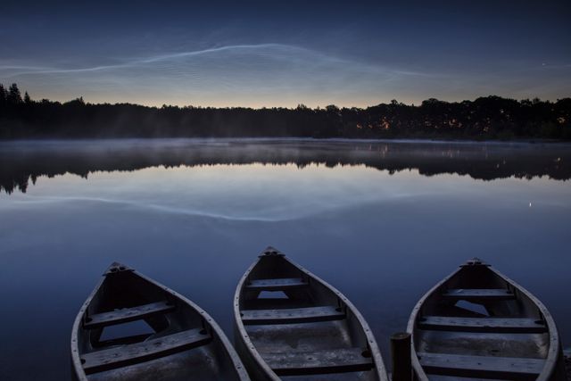 Bootjes op het meer tijdens nacht van de nacht.