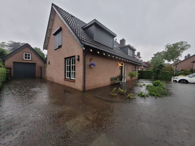 Foto van wateroverlast bij huis.