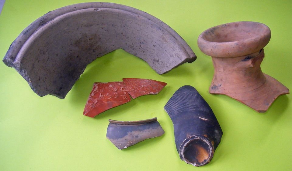 Divers Romeins aardewerk dat op het Gezondheidspark is teruggevonden.