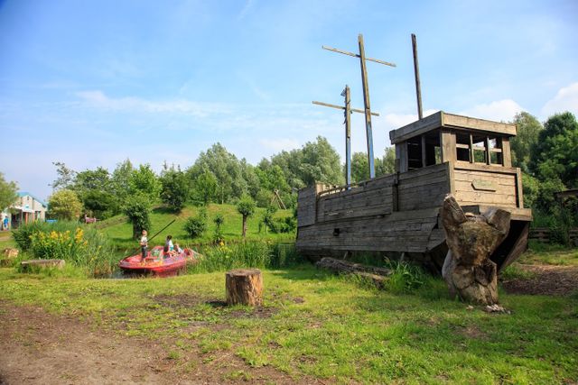 Een groot houten speelschip bij Het Kinderparadijs in Purmerend.