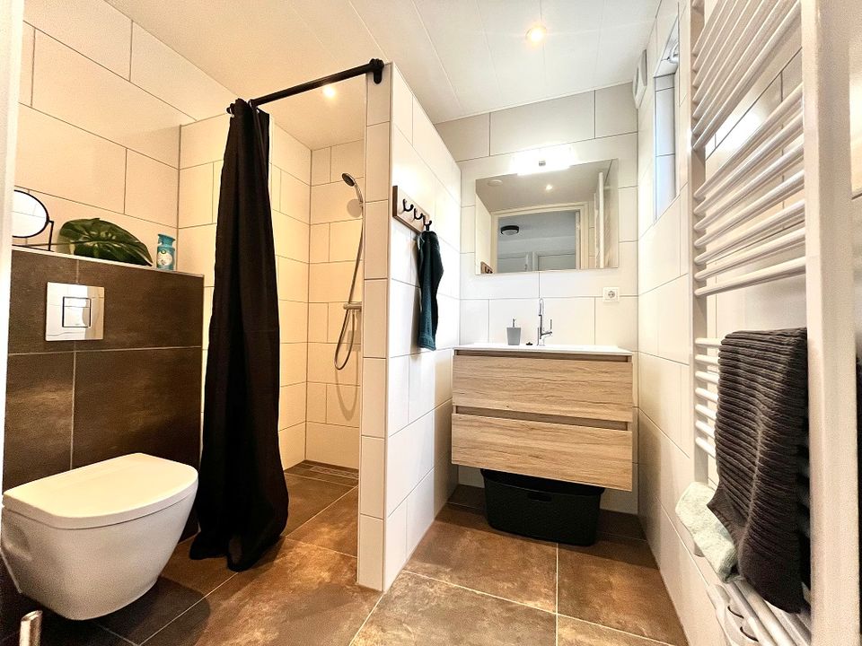 De moderne badkamer, alles in één, van vele gemakken voorzien.