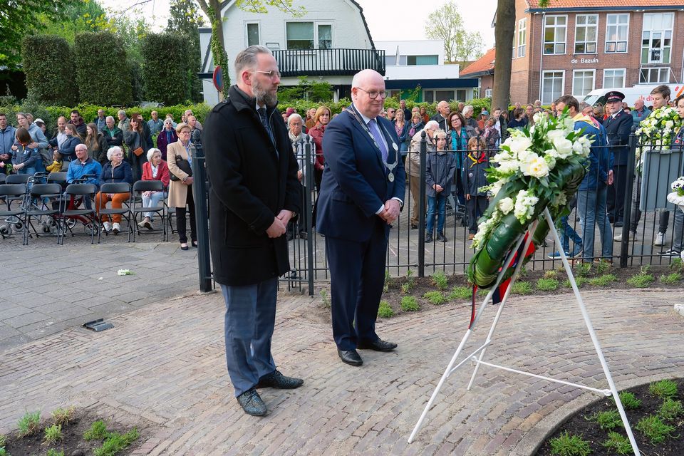 Burgemeester Frans Backhuijs en Tom Verhoeve (D66) leggen krans bij het monument