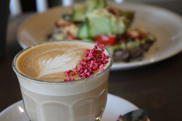 Luxe Cappuccino met gedroogde frambozen sprinkles bij Barista Cafe Almere Centrum