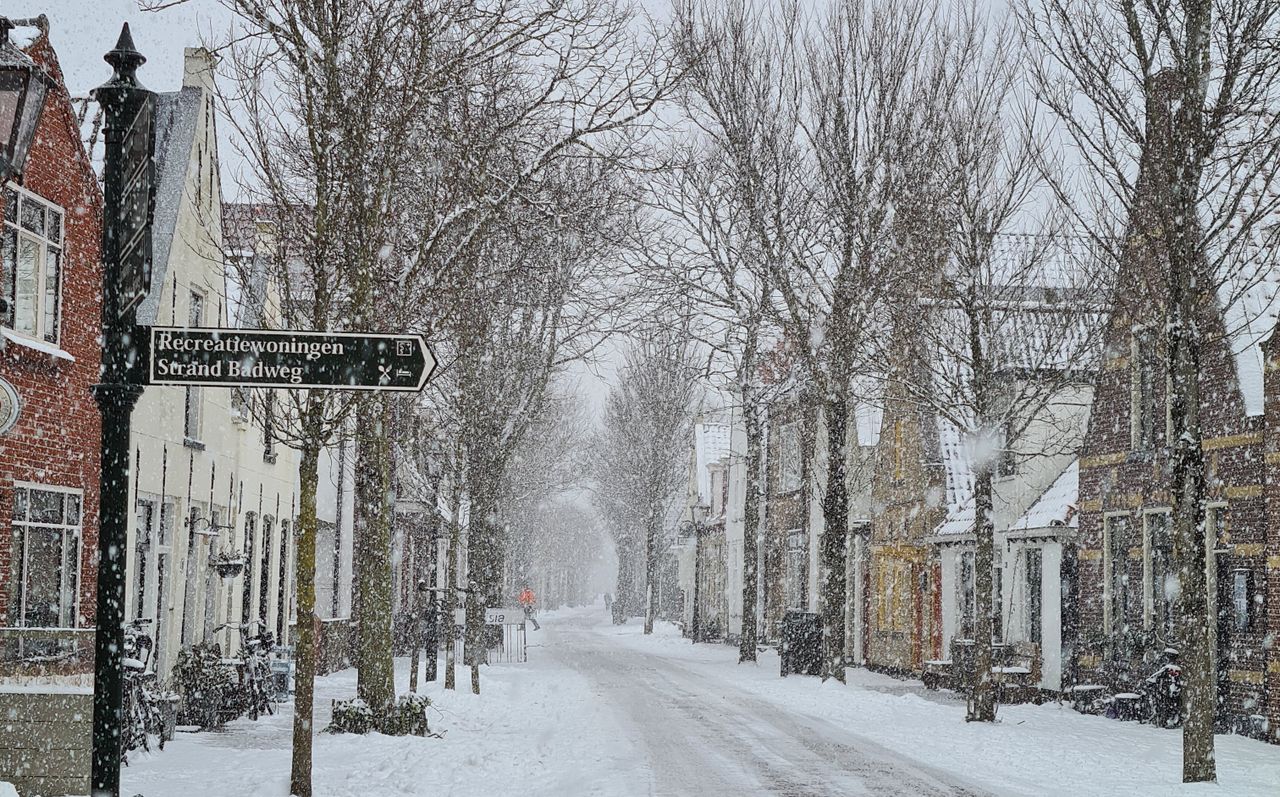 Dorpsstraat Vlieland in sneeuw en wegwijzer (kerst)