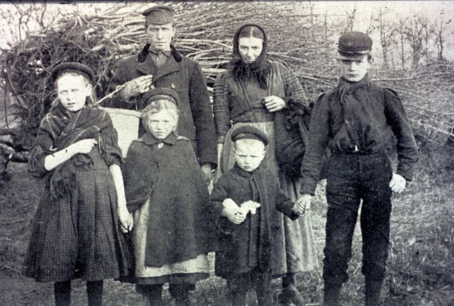Een kolonistengezin bestaande uit vader, moeder en hun vier kinderen.