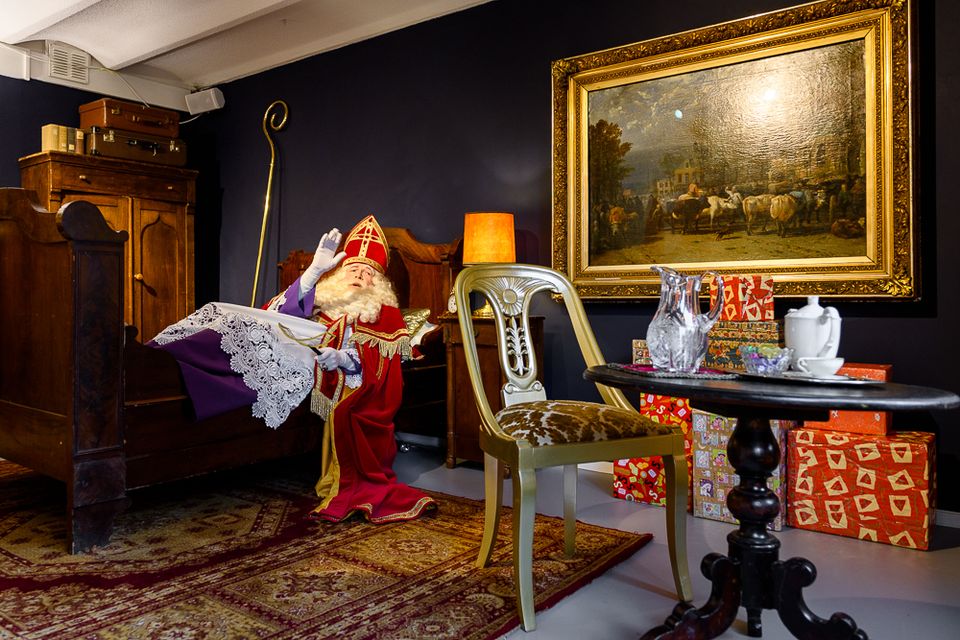 Sinterklaas ligt op bed in zijn rijk aangeklede slaapkamer in Museum Hilversum