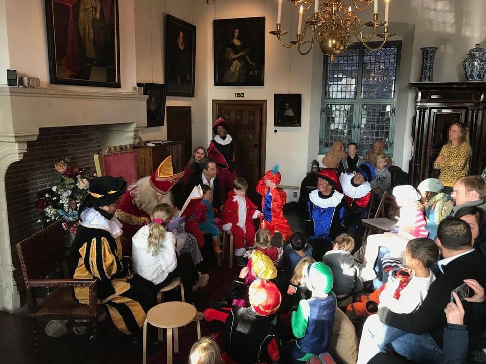 Sinterklaas ontvangt de kinderen in een museumzaal op Sypesteyn
