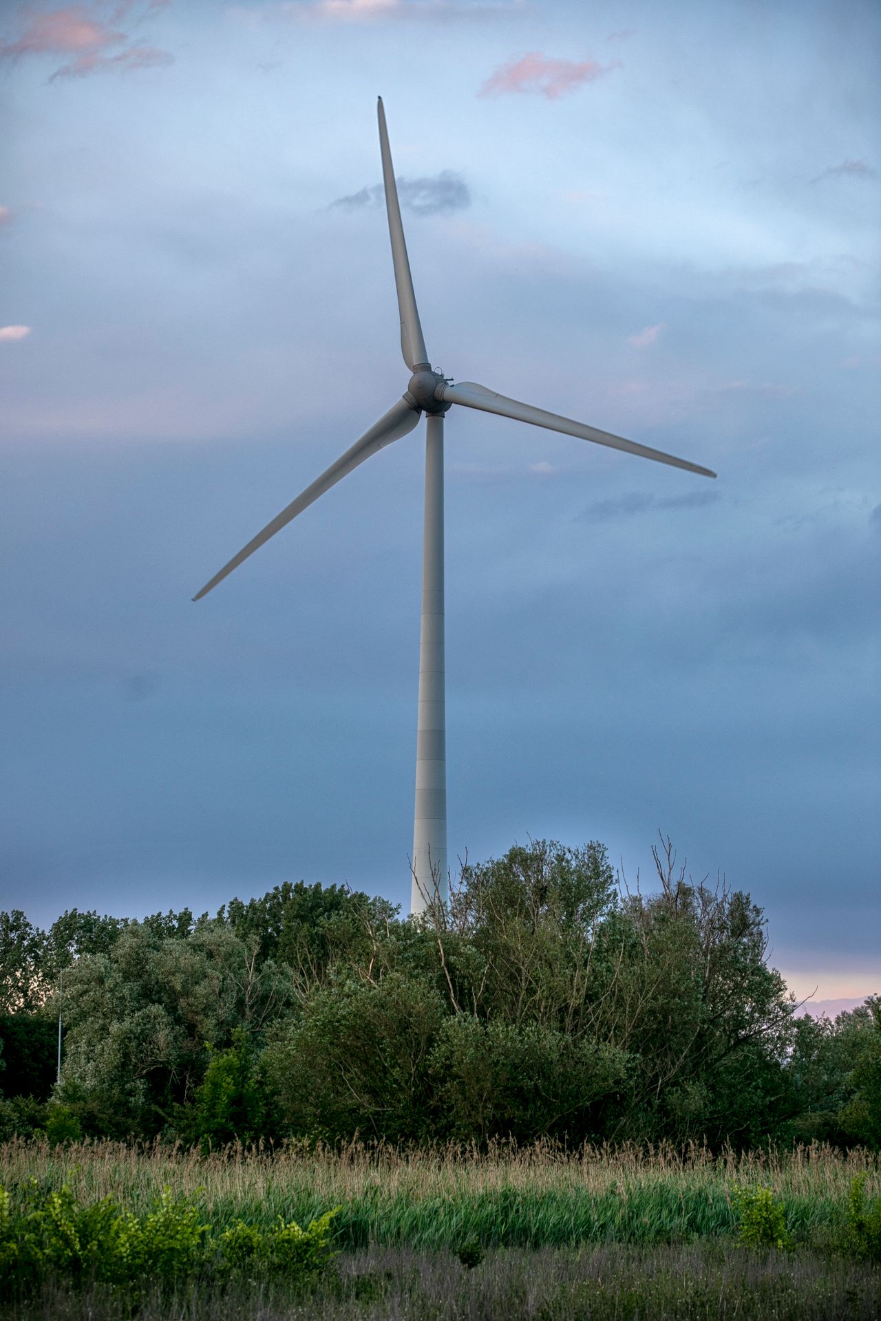 Foto van een windmolen.