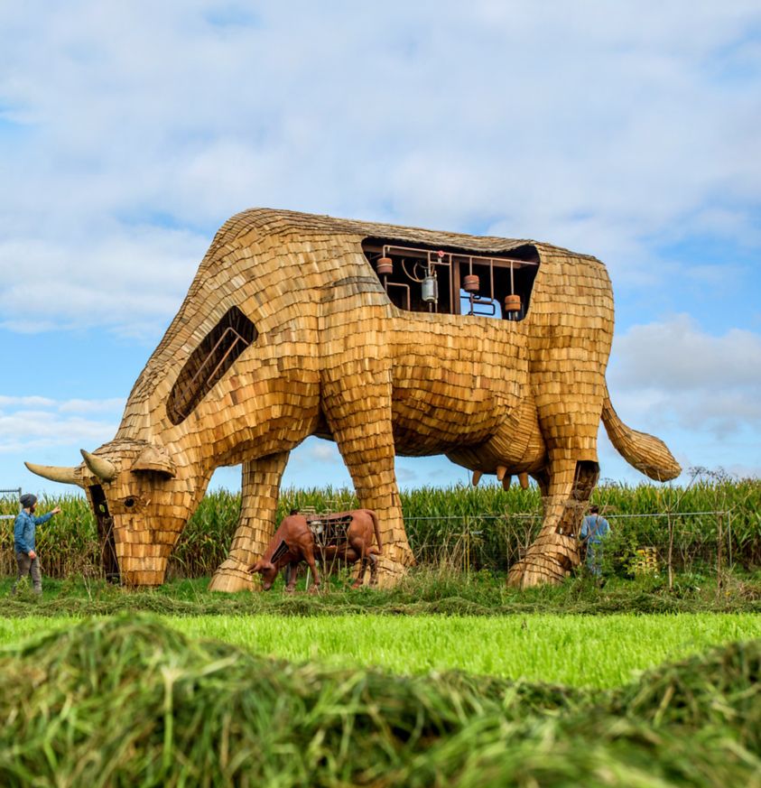 Een kunstwerk van een hele grote koe van Andreas Schotel.