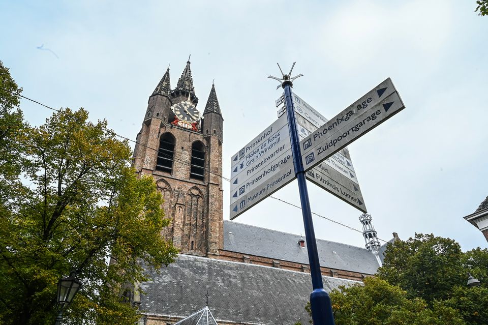 Wegwijs bord bij de Oude Kerk in Delft in de herfst