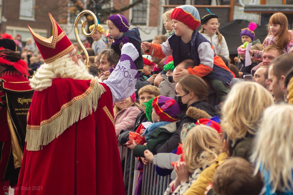 Sinterklaas greeting kids