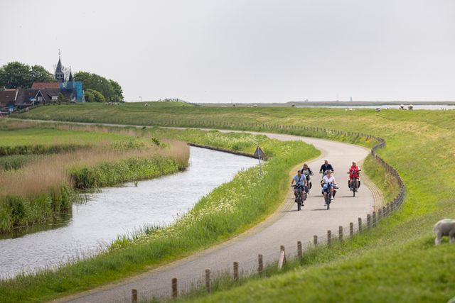 Groepje fietsers langs de zeedijk