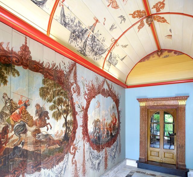 Kamer met muurschilderingen in het beroemde huis in Broek in Waterland