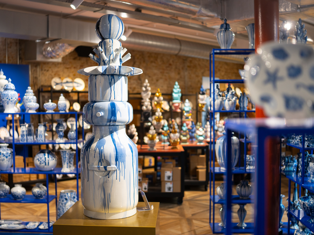 Binnen bij de Heinen Delfts Blauw concepstore met prachtige Delfts Blauwe vazen