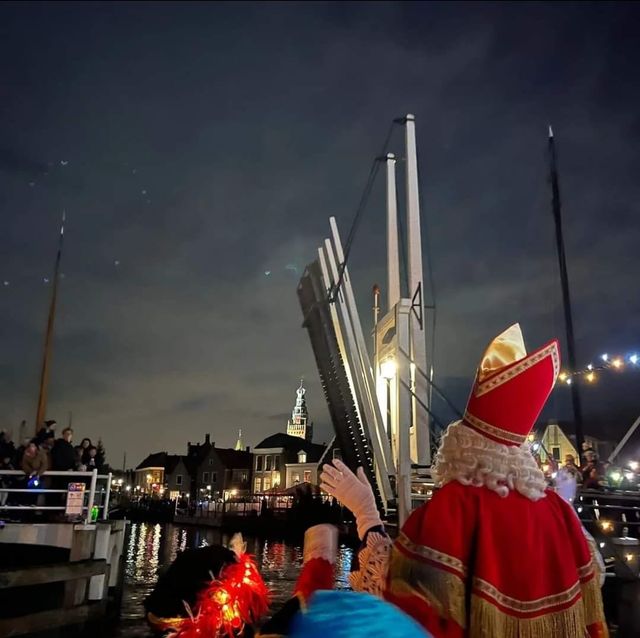 Sinterklaas wordt vanaf de kade uitgezwaaid als hij op de boot stapt