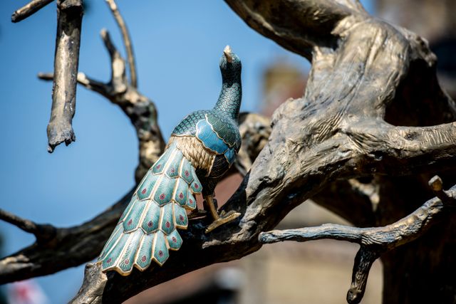 blauwe kunstvogel op de fontein in hindeloopen