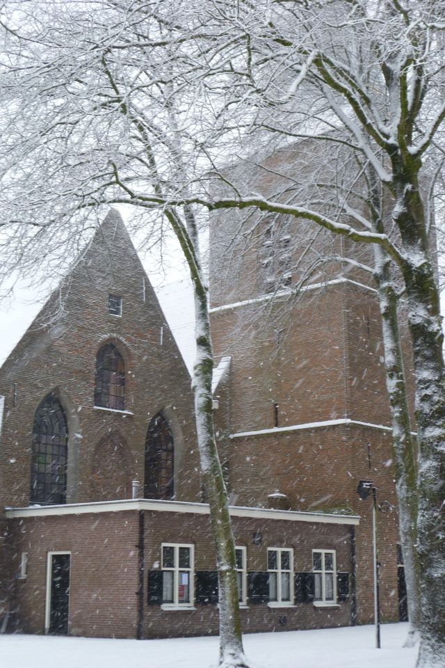 Oude kerk in de sneeuw