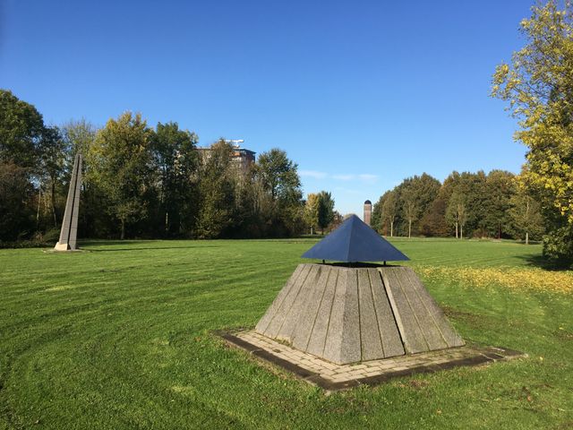 Kunstwerk 'Piramide en Obelisk' gemaakt door Jan Samsom.