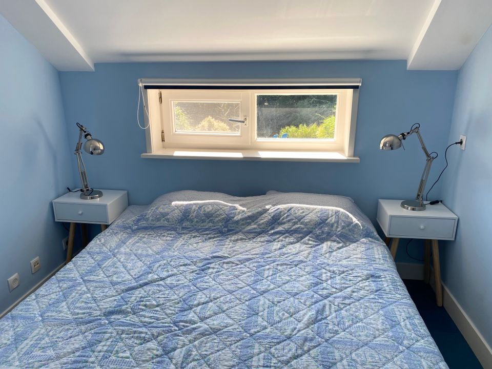 De Blue Lodge is een ruime accommodatie in Friesland met 10 bedden en 5 slaapkamers. Aangezien er geen grootkeuken is en de vakantiewoning wat ons betreft geen groepsaccommodatie is maar meer een gewoon ruim huis, wat ons betreft geschikt voor 8 personen
