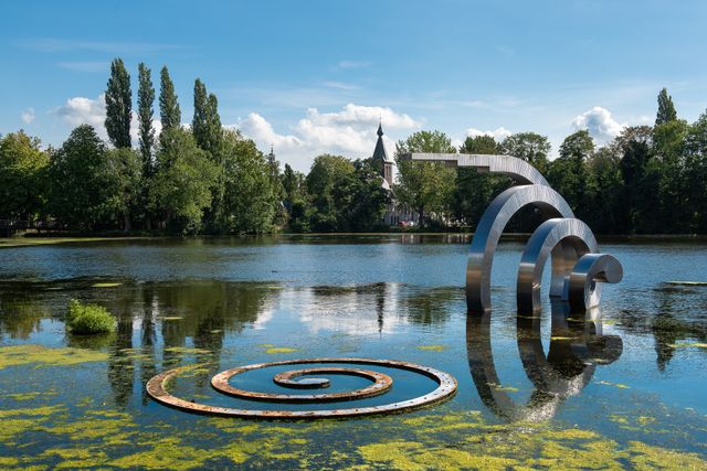 Foto van het kunstwerk Interaction I en II. Het kunstwerk staat in het water bij de Dobbeplas en is ontworpen door Marja en Frans de Boer-Lichtveld.