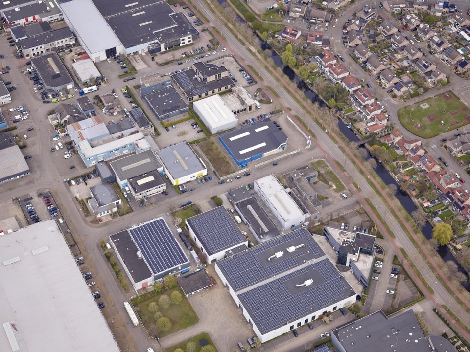 Luchtfoto van een bedrijventerrein.