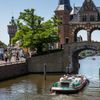 De Ald Fryslân vaart tijdens de Grachtenrondvaart onder de Waterpoort door