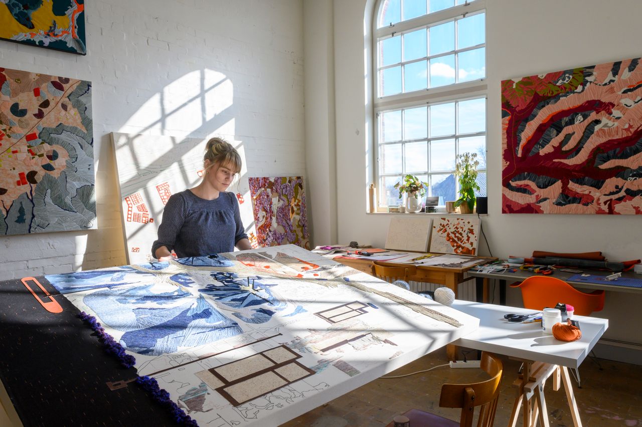 Foto van Isamo Thissen, winnaar van de Jheronimus Atelierprijs 2021-22, bezig in haar atelier.