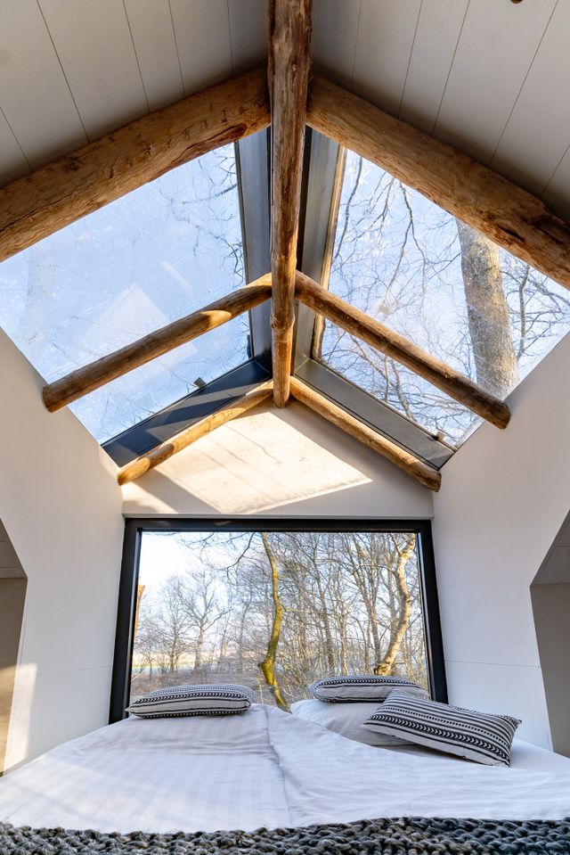 Schlafzimmer mit Glasdach in Baumhaus d'Olde Kamp.