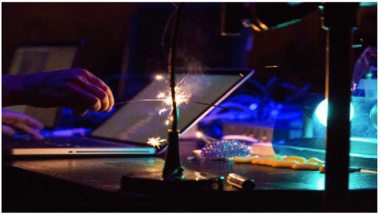 foto van sterretjesvuurwerk bij een laptop