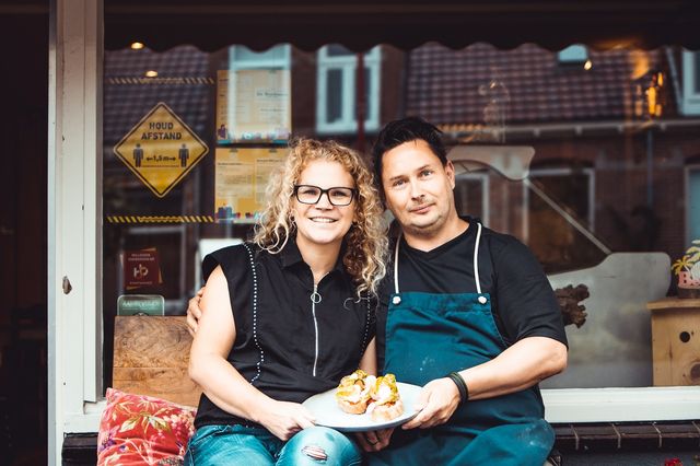 Arno en Renate bij hun restaurant de Huiskamer van Wormer.