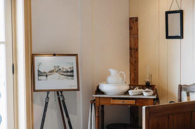 De wastafel met kannen in de kamer waar Van Gogh gewoond en gewerkt heeft in Drenthe.